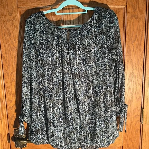 Sheer fabric overlay on lined bodice . - Picture 2 of 5